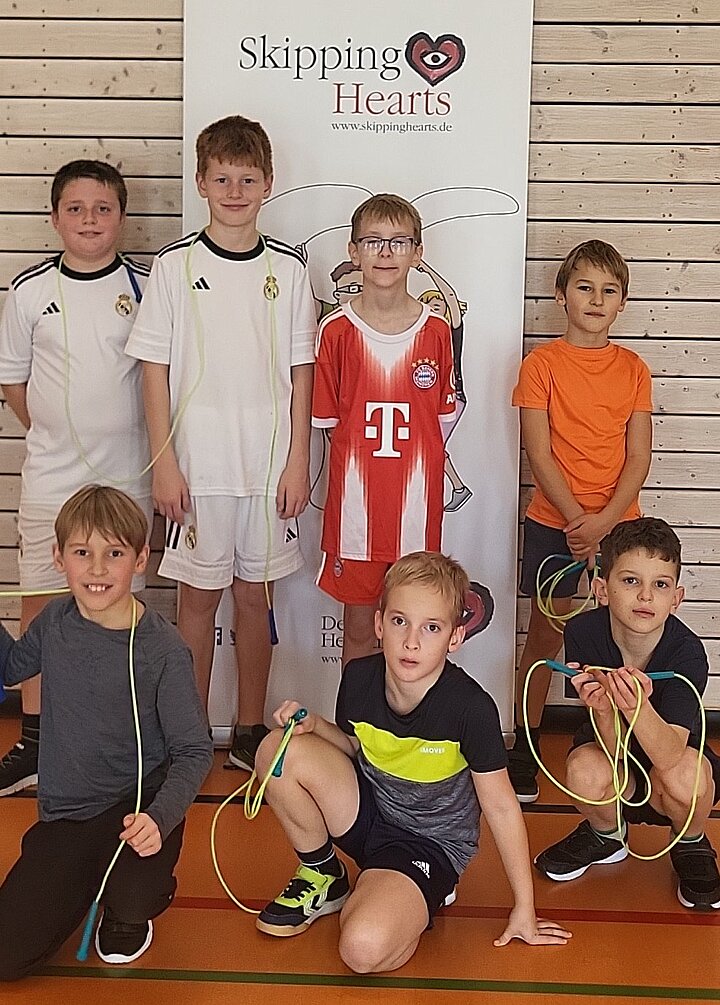 Schüler  vor Plakat